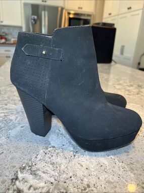 REPORT Black Suede Platform Ankle Booties Block Heel Size 8 EUC